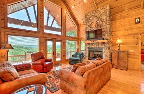 Boswell House | Peaceful Cabin w/Deck + Scenic Mtn Views!