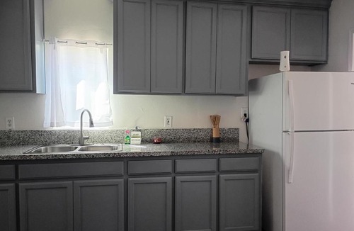 Fresno House | Peaceful Country Stay, Blue Home in Fresno