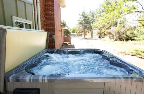 Broomfield House | Peaceful Farmhouse Retreat - Hot Tub - Sleeps 15