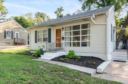 Omaha House | Peaceful Gem HotTub Fenced Yard & Near Downtown