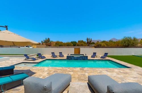 Central Scottsdale House | Peaceful, spacious, private pool and putting green