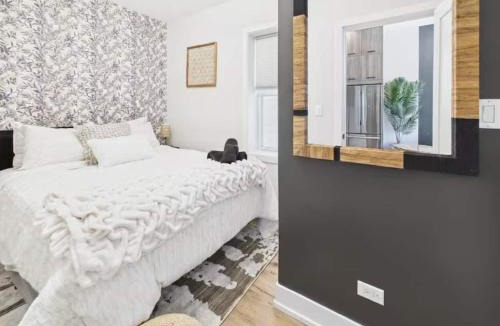 West Town Apartment | Peaceful Zen Flat 2BR Oasis with Free Parking