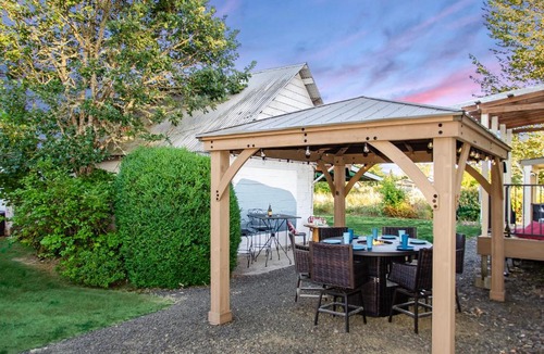 Corvallis House | Peak View Corvallis - Spacious Outdoor Dining w/Fire Table - Close to Downtown & OSU