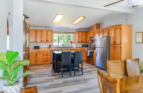 Corvallis House | Peak View Corvallis - Spacious Outdoor Dining w/Fire Table - Close to Downtown & OSU