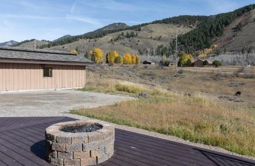 Etna House | Peaks Paradise - Mtn Views - Hot tub - Game room