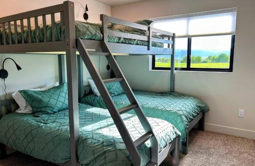Driggs House | Peaks & Pines Modern Gem, 2 Kings, Bunks, Hot Tub, Walkable, Kid's Cove