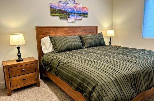 Driggs House | Peaks & Pines Modern Gem, 2 Kings, Bunks, Hot Tub, Walkable, Kid's Cove