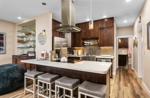 Hillsboro House | Peaks View Bunk House