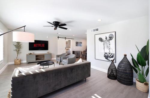 Tempe House | Pegasus - Modern Tempe Getaway with Pool & Game Room