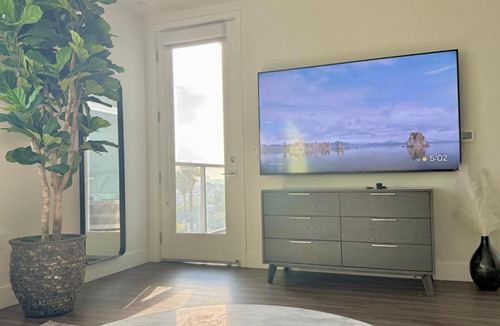 Hollywood Apartment | Penthouse with Views in Hollywood - One Bedroom w Parking