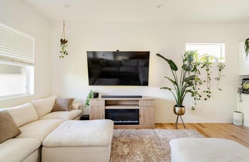 Indio House | Perfect 3-Bedroom House with Golf & Sunset Views!