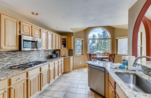 Three Peaks House | Perfect for Your Family Vacay with yard, hot tub & Pet Friendly! home