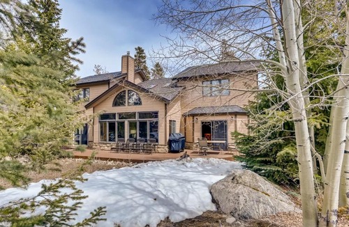 Three Peaks House | Perfect for Your Family Vacay with yard, hot tub & Pet Friendly! home