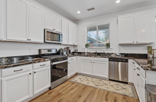 Flagstaff House | Pet Family-Friendly Spacious Fenced Yard 5-min to Downtown EV Charger