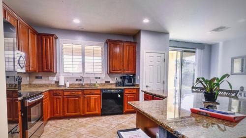 Villago House | Pet friendly 3br 2ba Private optional heated Pool BBQ grill Golf Clubs close to park