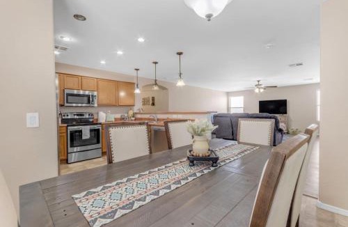Tamaron House | Pet-Friendly 4BR Casa Grande Home Heated Pool Yard