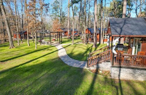 Broken Bow House | Pet-Friendly Broken Bow Cabin: Hot Tub & Fireplace