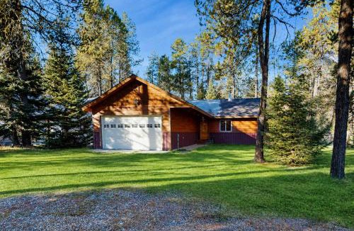 Donnelly House | Pet-Friendly Cabin Fenced Yard Near Lake