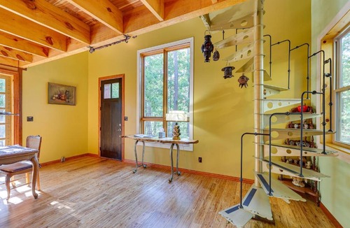 Eureka Springs House | Pet-Friendly Eureka Springs Rental w/Private Deck