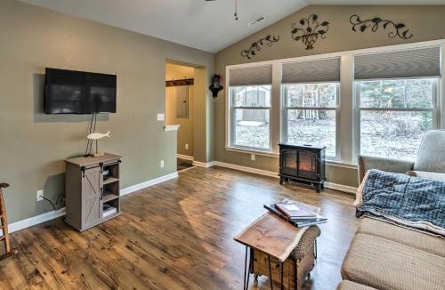 Delavan Lake House | Pet-Friendly Extended Stay Walk to Delavan Lake