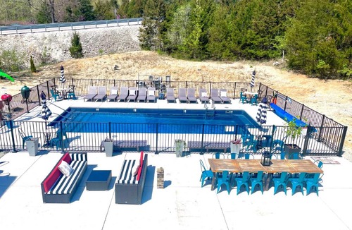 Pacific Hotel | Pet friendly first floor queen room for 2