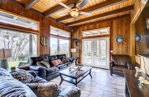 Grants Pass House | Pet-Friendly Grants Pass Home w/Hot Tub!