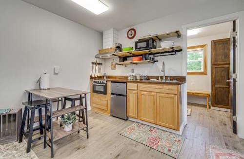 Woods Creek Apartment | Pet-Friendly Quaint Cottage: Park-Like Setting
