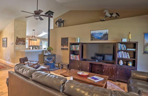 Redmond House | Pet-Friendly Redmond Home with Hot Tub, Porch, Grill
