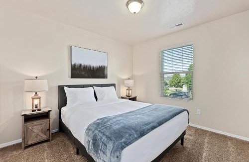 Meridian House | Pet Friendly Stay Sleeps 9 Pool Workspace