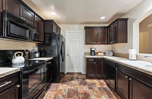 Meridian House | Pet Friendly Stay Sleeps 9 Pool Workspace