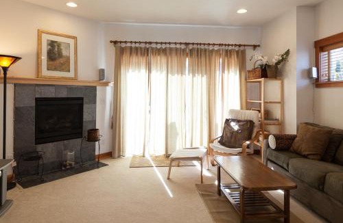 Hood River House | Pet Friendly Venturi BBQ on the Deck