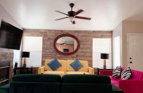 Las Vegas House | Pet-friendly, Vibrant Oasis - Colorful Retreat near Summerlin