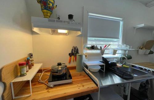 Bodfish House | Petite Guesthouse with Kitchenette and Private Bathroom