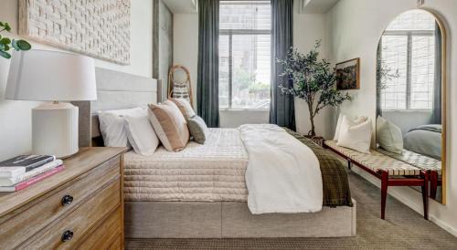 Evans Churchill Apartment | Phoenix Downtown Zen Loft