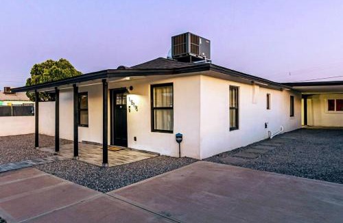 Downtown Phoenix House | Phoenix Retreat - 2 Bedroom Home with King-Size Bed - 3 Smart TVs - 10 min from Airp - Unit A