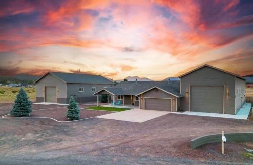 Flagstaff House | Pickleball at 7000ft Private home with Court