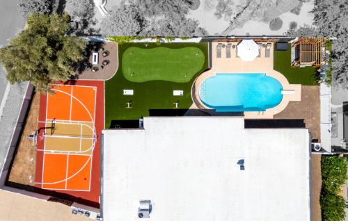 Paradise Valley Village House | Pickleball Court~ Hot Tub & Pool~ Mini Golf~Games