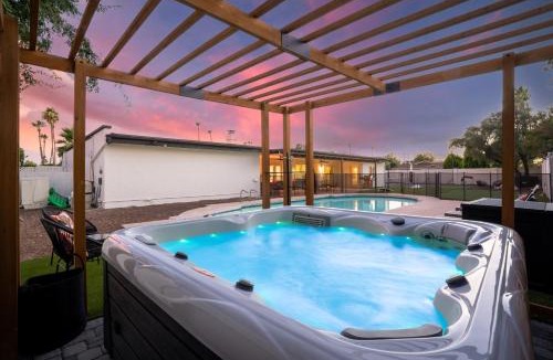 Paradise Valley Village House | Pickleball Court~ Hot Tub & Pool~ Mini Golf~Games