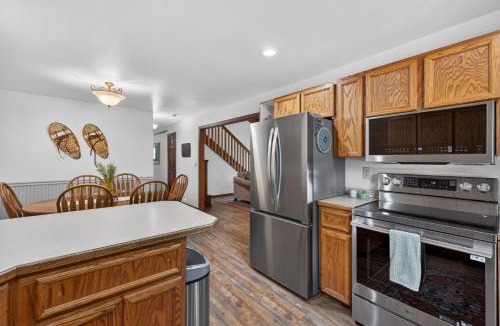 McCall House | Pilgrim Cove Basecamp- sleeps 10- petsok