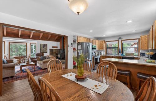 McCall House | Pilgrim Cove Basecamp- sleeps 10- petsok