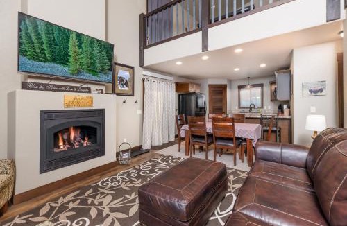 Sturgis House | Pineview Cabin Retreat in the Black Hills- 4 bed, 2 bath