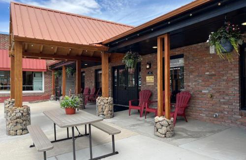 Anaconda Hostel | Pintler's Portal Hostel