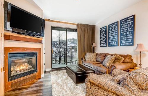 Park City House | Plush condo with pool gym hot tubs garage & central AC - snowbird-friendly