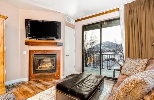 Park City House | Plush condo with pool gym hot tubs garage & central AC - snowbird-friendly