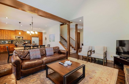 Bend House | Points West - Close to Bend w/Hot Tub AC, Golf, and Mt Bachelor, 4 Suites
