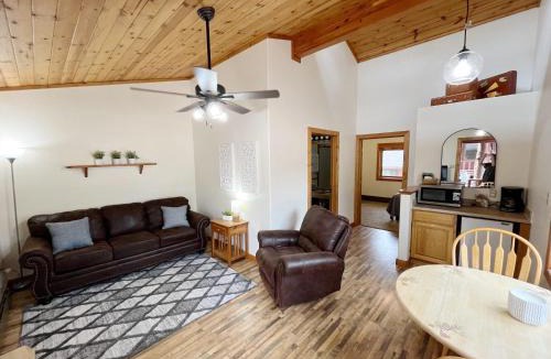 Woodland Park Bed & Breakfast | Ponderosa B Cabin Suite