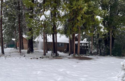 Mariposa House | Ponderosa Creekside Retreat