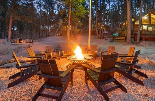 Rapid City House | Ponderosa Retreat- Log Home with Hot Tub