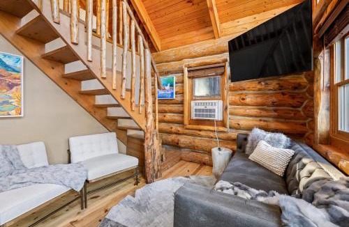 Rapid City House | Ponderosa Retreat- Log Home with Hot Tub