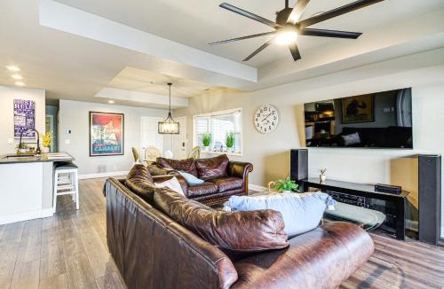 Lake Ozark House | Pool Access + Private Deck: Lake Ozark Retreat